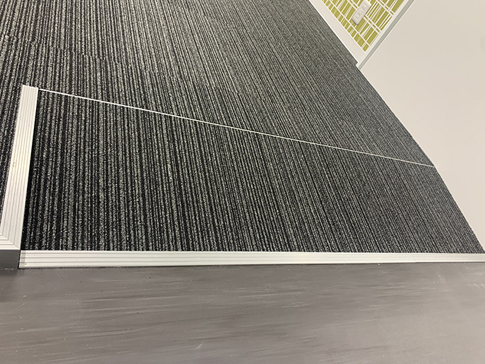 OAフロアの段差解消スロープ