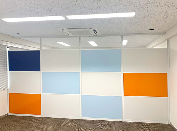 コーポレートカラーを採用したパーティション