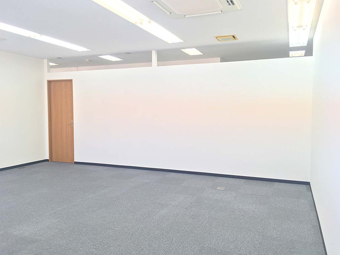 新設した間仕切り壁の部屋内