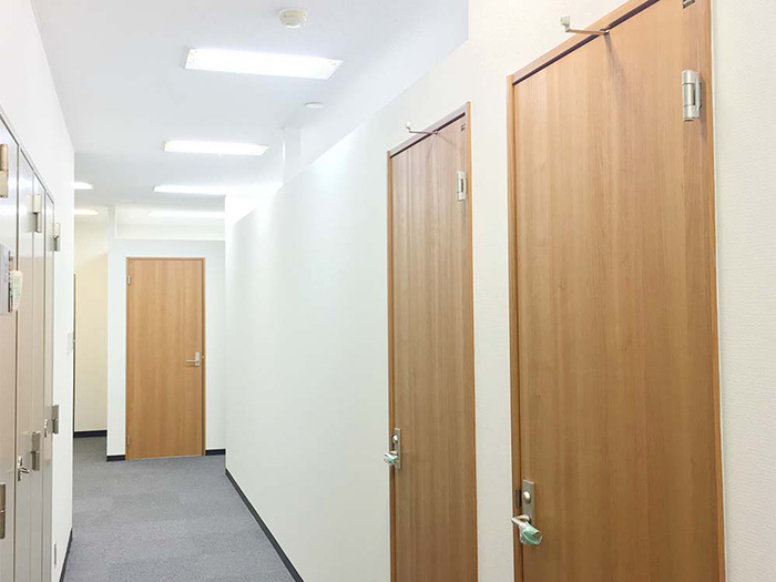 新設した間仕切り壁とドア