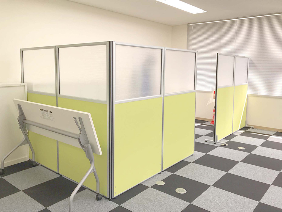 デスク周りのパーティション