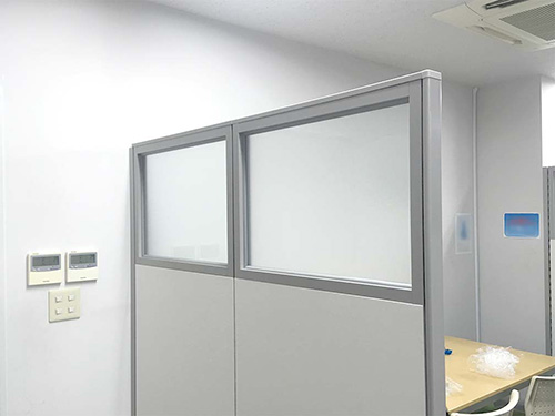 上をすりガラスにしたパーティション(パーテーション)